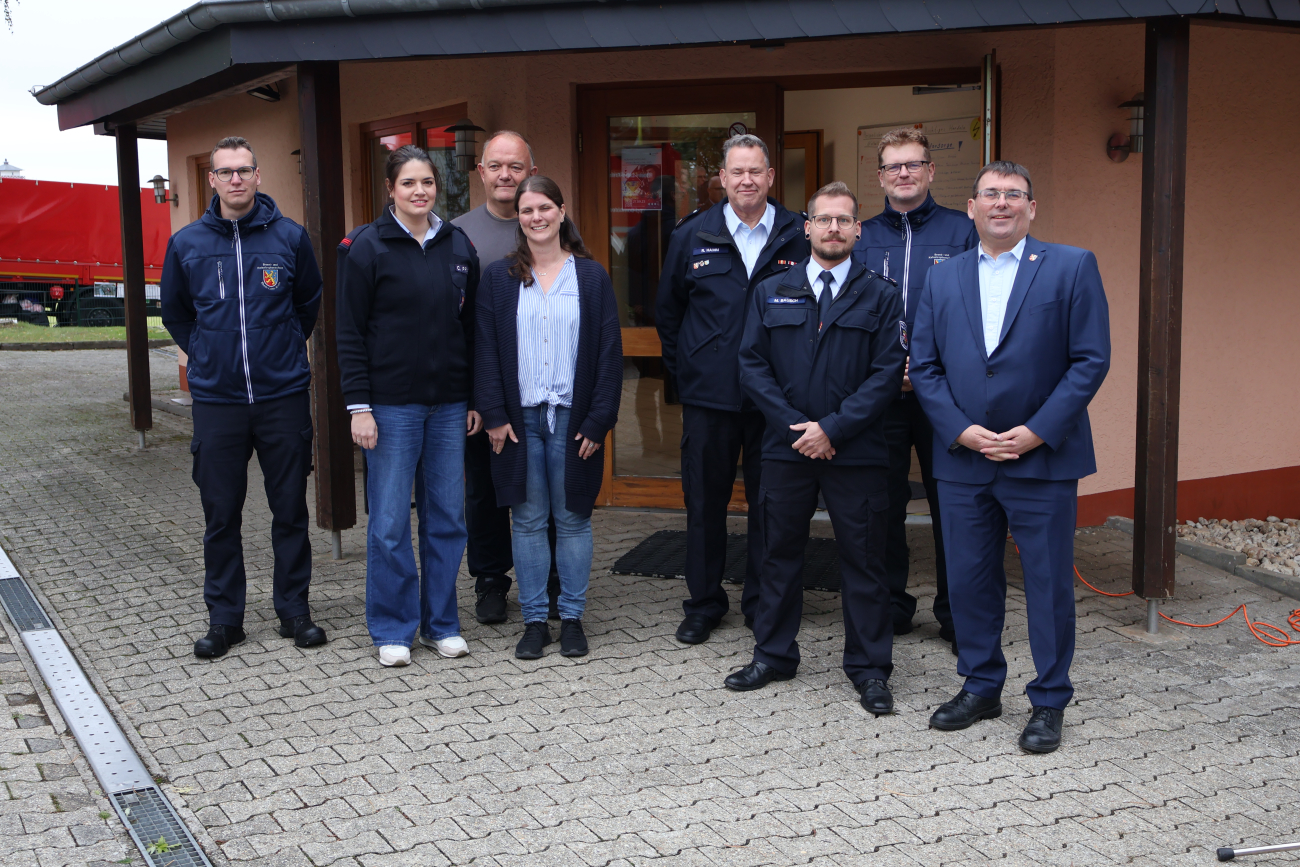 Ehrungen vor dem neuen Brand- und Katastrophenschutzzentrum